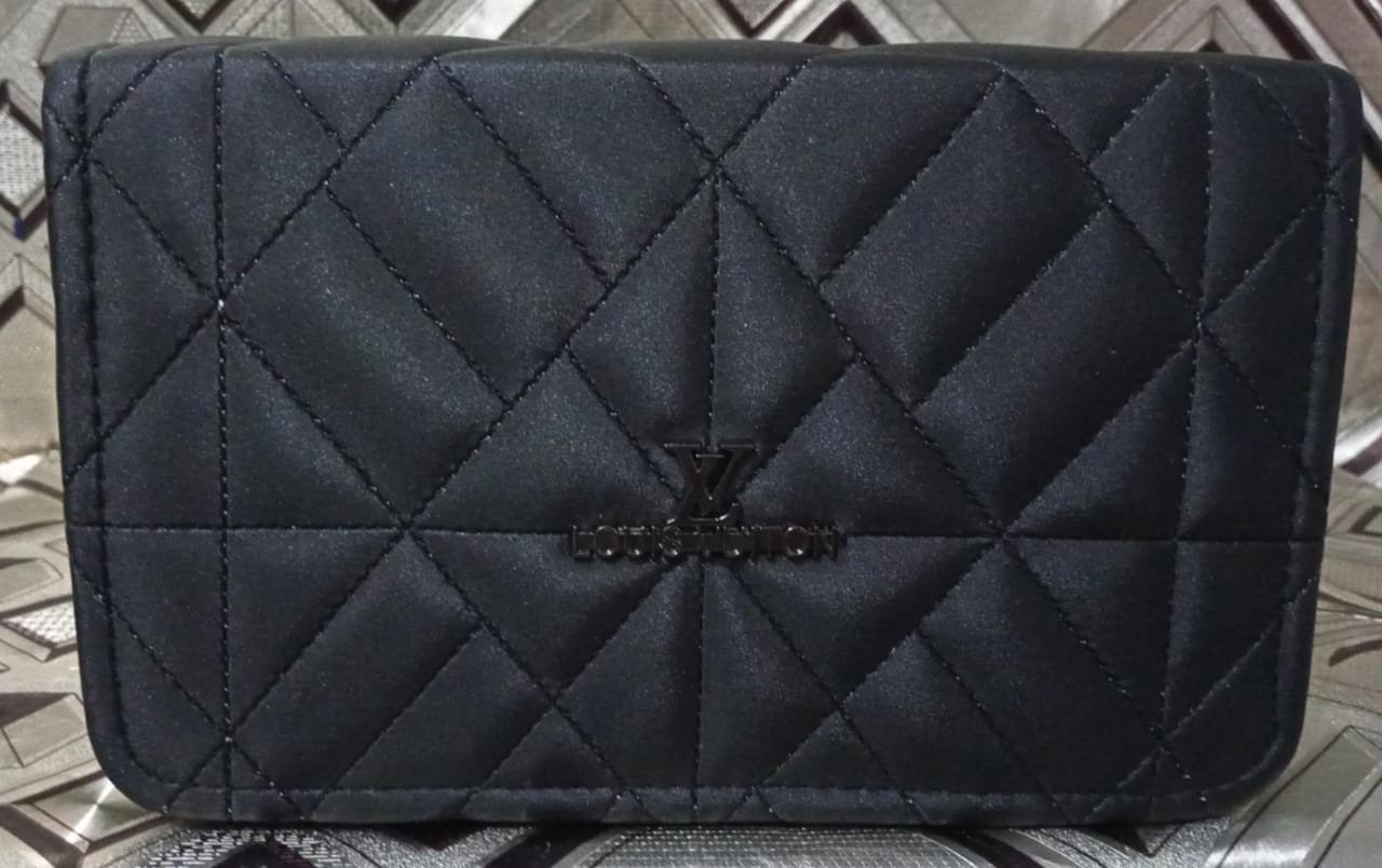 Quilted Elegance Handbag - Image 5